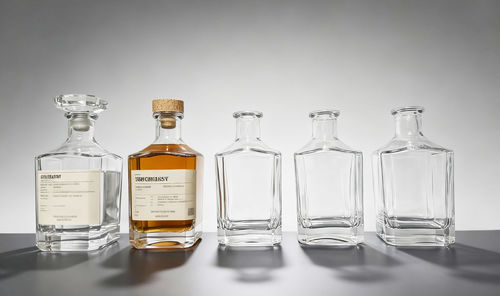 Descubra designs elegantes e arrojados de garrafas de vidro