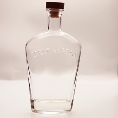 Bom preço A garrafa de vidro do espírito de Cork Sealing Tory Sons 500ML gravou a superfície do decalque on-line